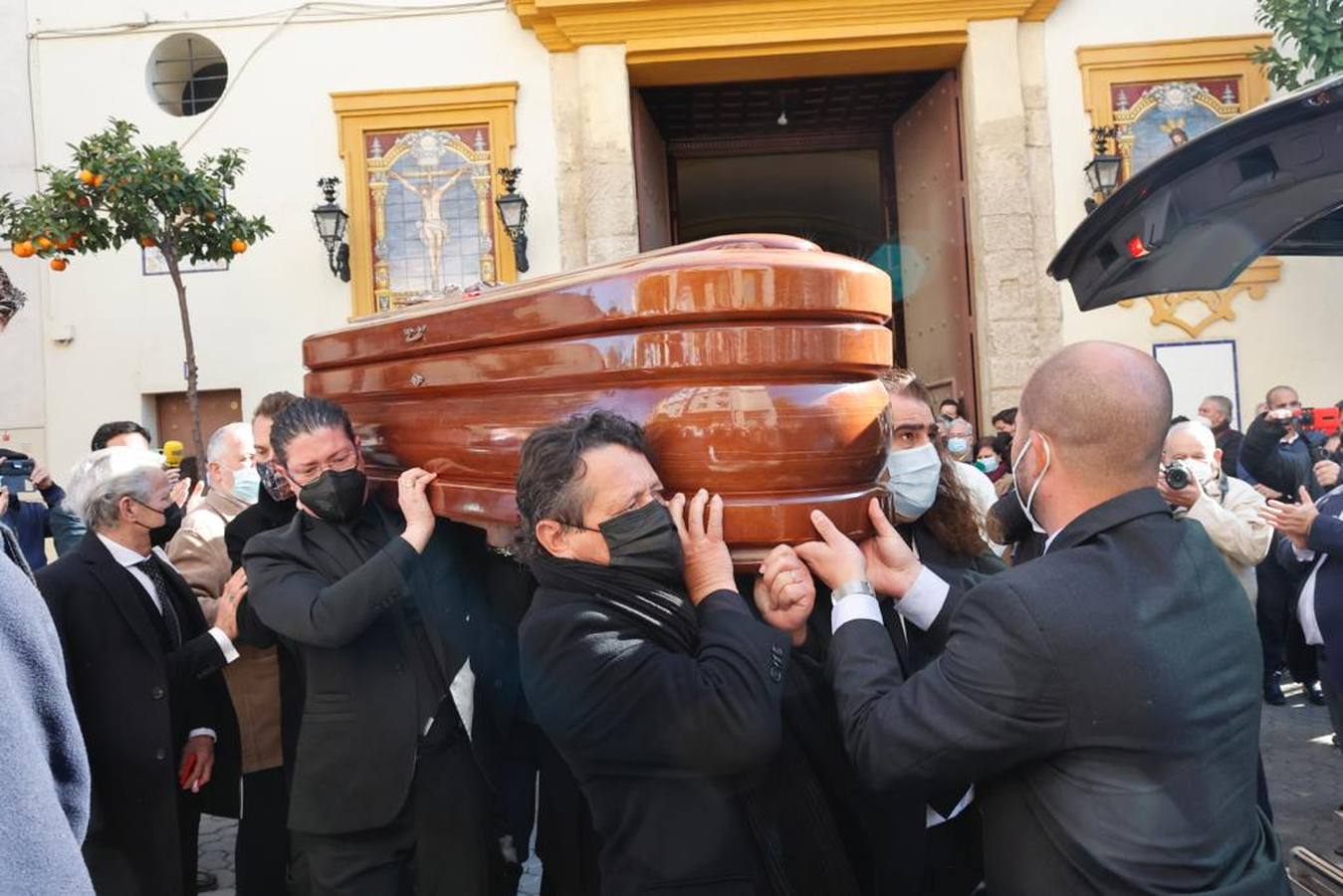 Sevilla se vuelca con Pascual González en una misa de funeral multitudinaria